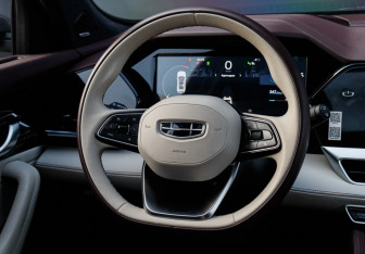 Подержанный автомобиль Geely Monjaro 2023 года (15 фото)