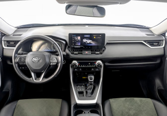 Подержанный автомобиль Toyota RAV4 2024 года (14 фото)