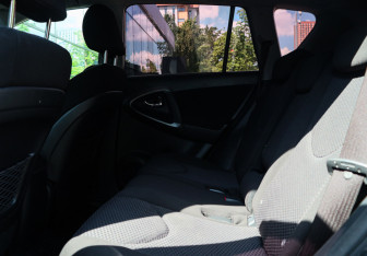 Подержанный автомобиль Toyota RAV4 2012 года (8 фото)