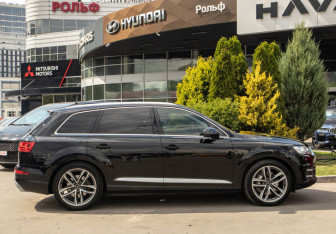 Подержанный автомобиль Audi Q7 2016 года (3 фото)