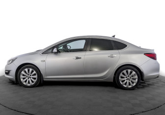 Подержанный автомобиль Opel Astra Sedan 2014 года (8 фото)