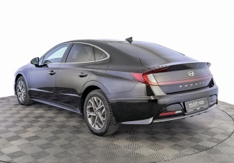 Подержанный автомобиль Hyundai Sonata 2022 года (7 фото)