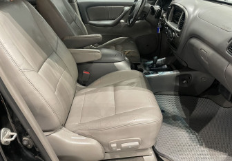 Подержанный автомобиль Toyota Sequoia 2002 года (9 фото)