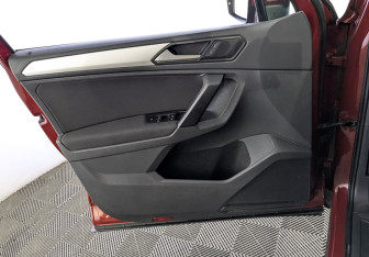 Подержанный автомобиль Volkswagen Tiguan 2018 года (19 фото)