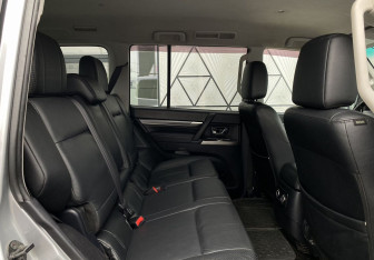 Подержанный автомобиль Mitsubishi Pajero 2011 года (24 фото)