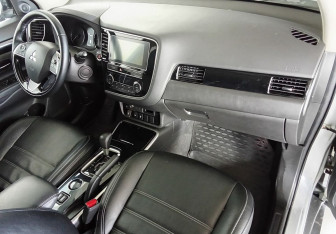 Подержанный автомобиль Mitsubishi Outlander 2020 года (11 фото)