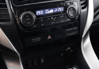 Подержанный автомобиль Mitsubishi Pajero Sport 2017 года (11 фото)