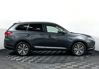 Подержанный автомобиль Mitsubishi Outlander 2019 года (4 фото)