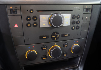 Подержанный автомобиль Opel Vectra Sedan 2006 года (17 фото)