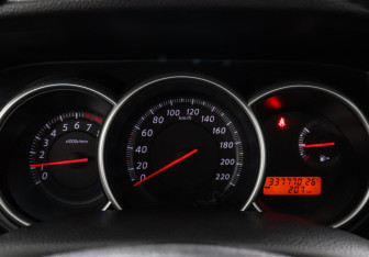 Подержанный автомобиль Nissan Tiida Hatchback 2010 года (7 фото)