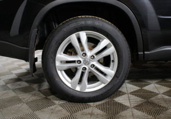 Подержанный автомобиль Nissan X-Trail 2013 года (17 фото)
