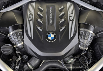 Подержанный автомобиль BMW X6 2022 года (9 фото)