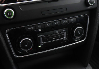 Подержанный автомобиль Skoda Superb Liftback 2013 года (14 фото)