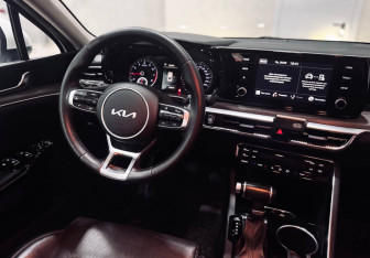 Подержанный автомобиль Kia K5 2021 года (12 фото)