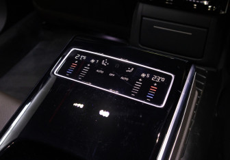 Подержанный автомобиль Audi A8 2023 года (24 фото)