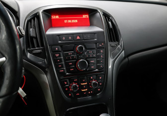 Подержанный автомобиль Opel Astra Hatchback 2013 года (17 фото)