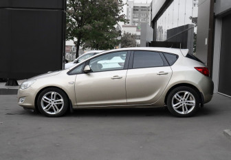 Подержанный автомобиль Opel Astra Hatchback 2011 года (8 фото)