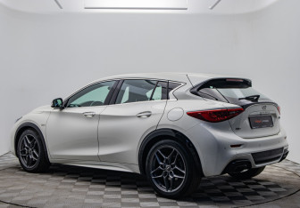 Подержанный автомобиль Infiniti Q30 2017 года (3 фото)