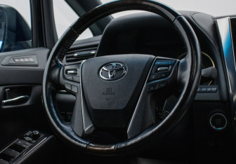 Подержанный автомобиль Toyota Alphard 2021 года (15 фото)