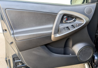 Подержанный автомобиль Toyota RAV4 2011 года (19 фото)