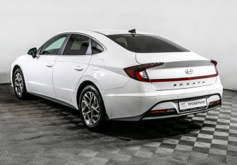 Подержанный автомобиль Hyundai Sonata 2021 года (7 фото)