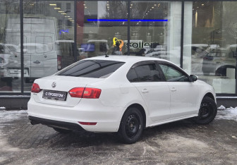 Подержанный автомобиль Volkswagen Jetta Sedan 2013 года (8 фото)