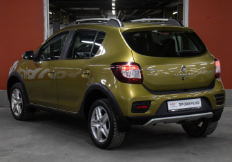 Подержанный автомобиль Renault Sandero 2016 года (7 фото)