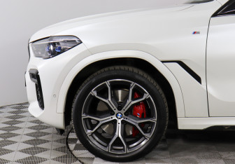 Подержанный автомобиль BMW X6 2022 года (8 фото)