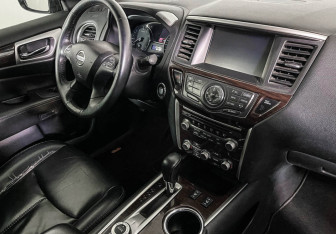 Подержанный автомобиль Nissan Pathfinder 2015 года (9 фото)