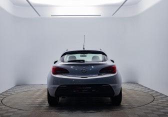 Подержанный автомобиль Opel Astra Hatchback 2011 года (4 фото)