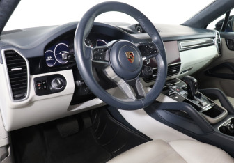 Подержанный автомобиль Porsche Cayenne 2019 года (13 фото)