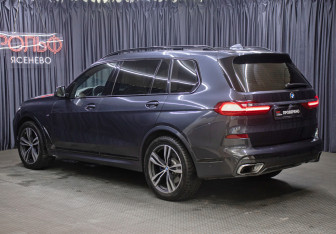 Подержанный автомобиль BMW X7 2021 года (7 фото)