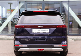 Подержанный автомобиль Kia Carnival 2023 года (5 фото)