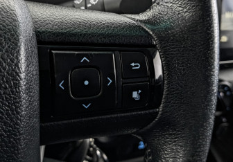 Подержанный автомобиль Toyota Hilux 2016 года (28 фото)
