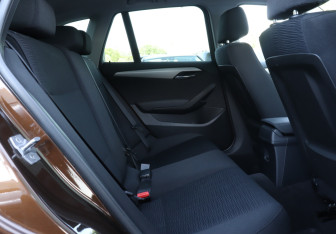 Подержанный автомобиль BMW X1 2013 года (10 фото)