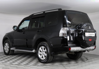 Подержанный автомобиль Mitsubishi Pajero 2012 года (6 фото)