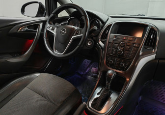 Подержанный автомобиль Opel Astra Hatchback 2011 года (10 фото)