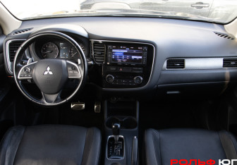 Подержанный автомобиль Mitsubishi Outlander 2013 года (11 фото)