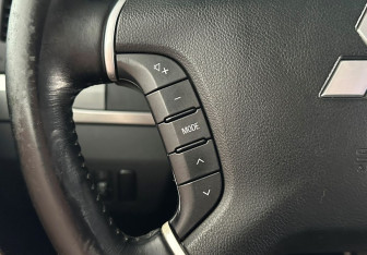 Подержанный автомобиль Mitsubishi Pajero 2011 года (16 фото)