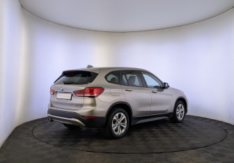 Подержанный автомобиль BMW X1 2021 года (5 фото)