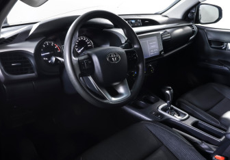 Подержанный автомобиль Toyota Hilux 2022 года (14 фото)