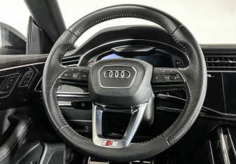 Подержанный автомобиль Audi Q8 2020 года (15 фото)