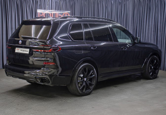Подержанный автомобиль BMW X7 2023 года (5 фото)
