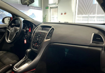 Подержанный автомобиль Opel Astra Hatchback 2012 года (10 фото)