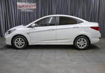 Подержанный автомобиль Hyundai Solaris Sedan 2011 года (8 фото)