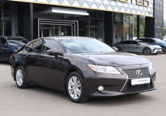 Подержанный автомобиль Lexus ES 2015 года (3 фото)