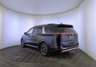 Подержанный автомобиль Kia Carnival 2021 года (7 фото)