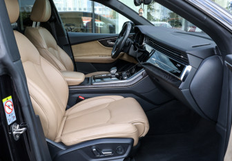 Подержанный автомобиль Audi Q8 2019 года (10 фото)