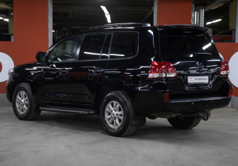 Подержанный автомобиль Toyota Land Cruiser Suv 2008 года (7 фото)