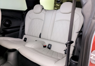 Подержанный автомобиль MINI Hatch 2020 года (12 фото)